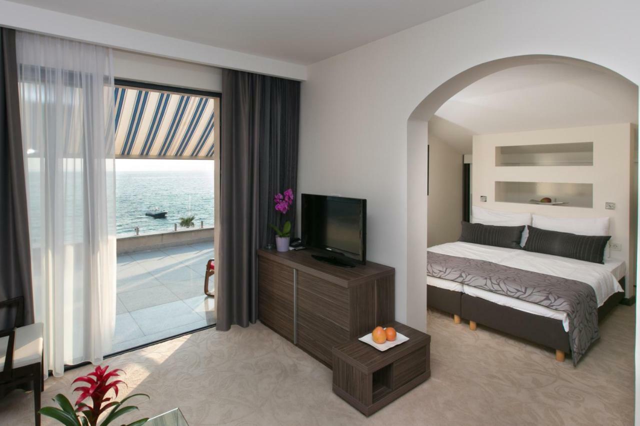 Beach Hotel Split Podstrana Buitenkant foto