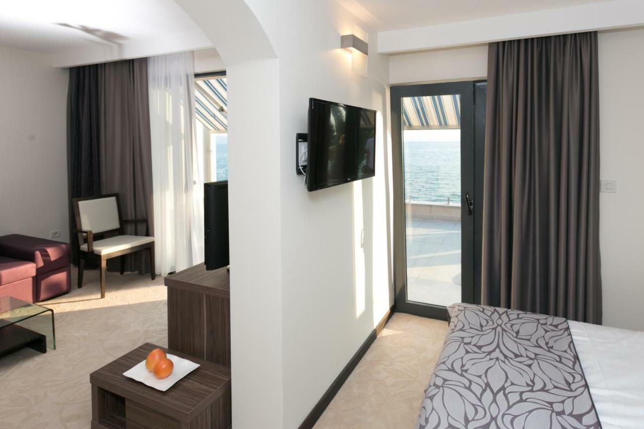 Beach Hotel Split Podstrana Buitenkant foto